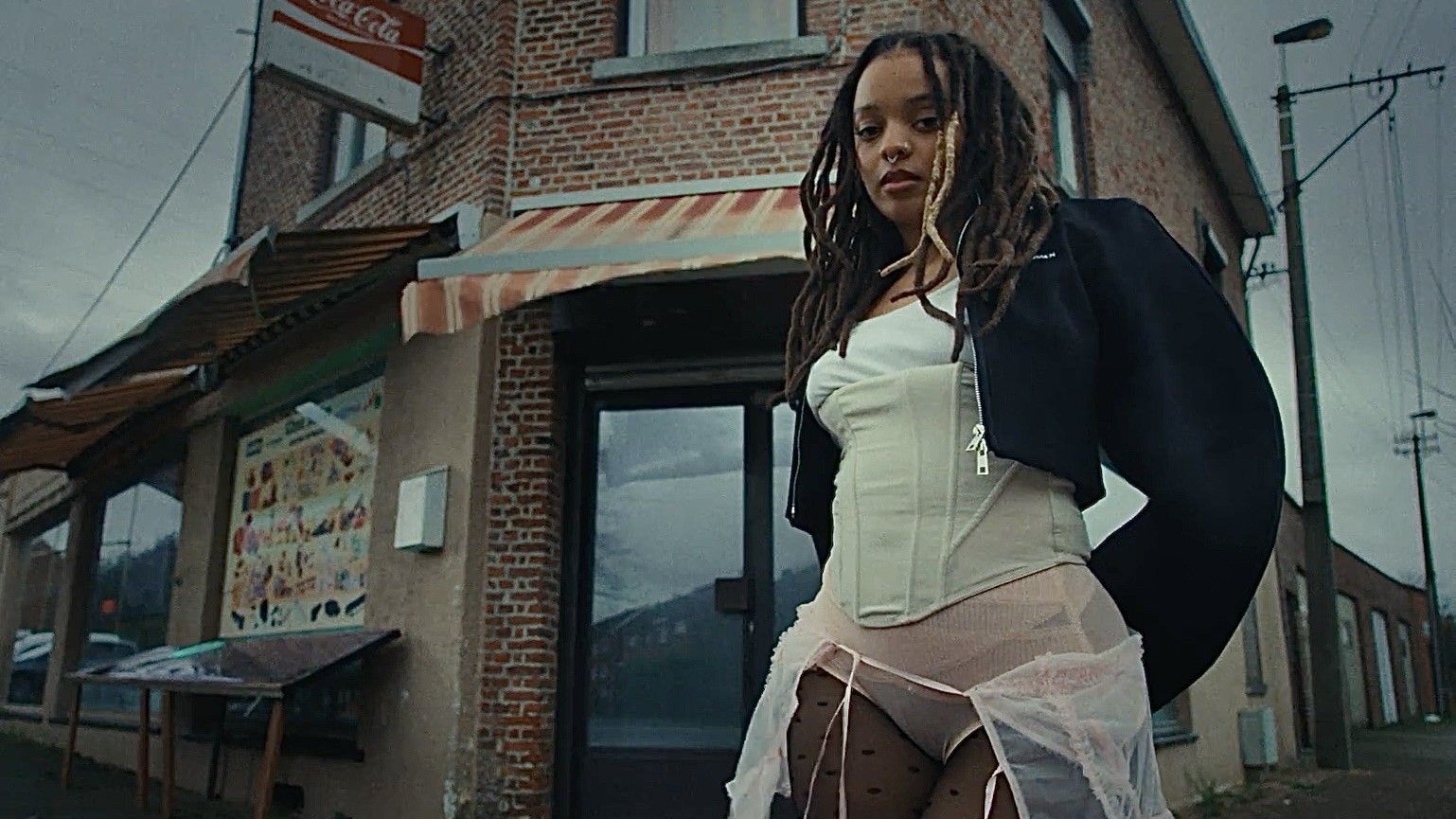 Camille Yembe, Plastique